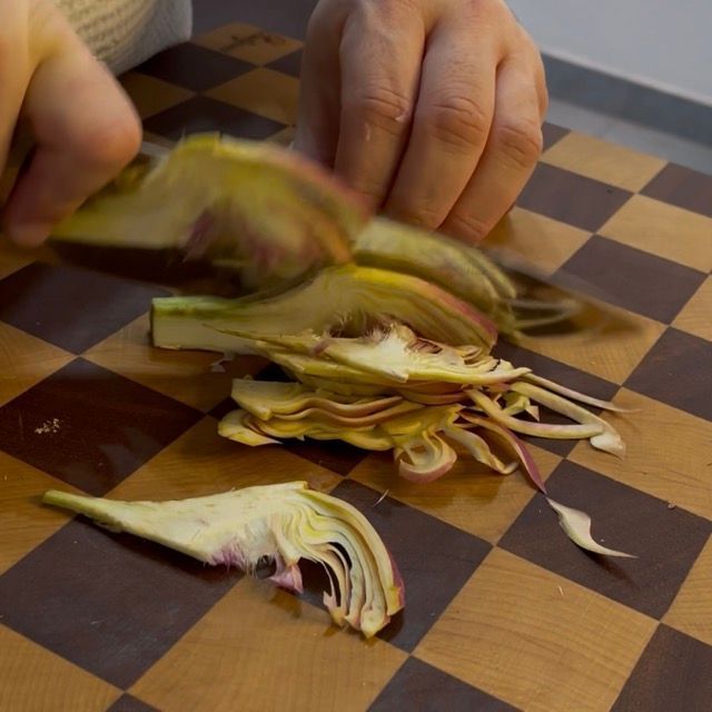 carciofi vengono tagliati sottili