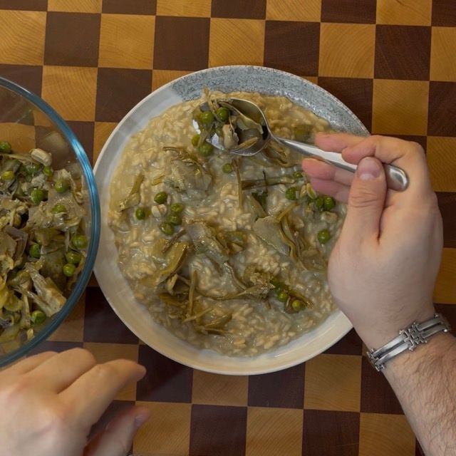 risotto sul piatto viene condito con la vignarola