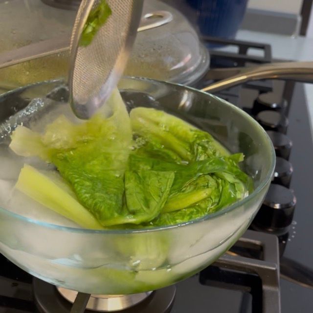 salsa di lattuga viene frullata