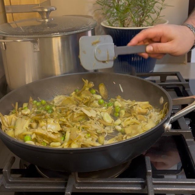 in una padella viene cotta la vignarola