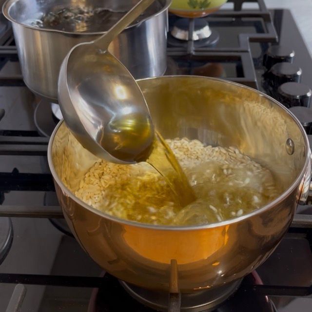 risotto viene cotto in un pentolino