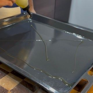 Una persona sta versando l'olio in una padella