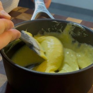 Frusta che mescola il parmigiano per farlo sciogliere