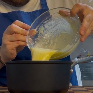 La crema per la chantilly che si addensa sul fuoco