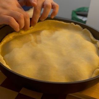 Bordi della pasta ripiegati delicatamente all'interno della padella