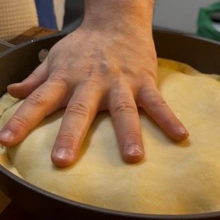Superficie della tarte tatin salata spennellata con olio evo