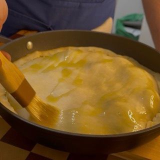 La tarte tatin ai carciofi che cuoce in forno statico a 175°C
