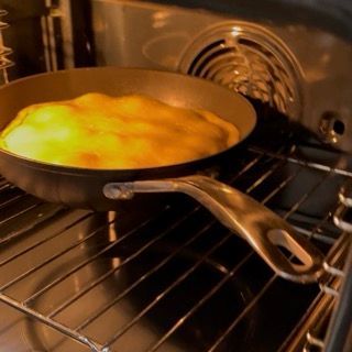 La pasta brisée cotta, dorata e croccante, ancora in padella