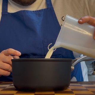 Tuorli e amido lavorati con una frusta in una ciotola