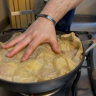 Carciofi in padella conditi con sale e mentuccia