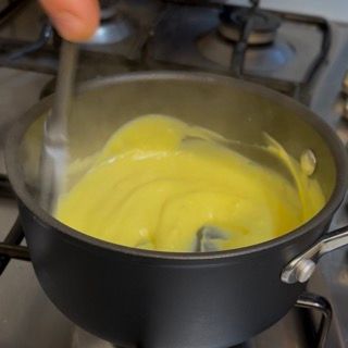 Il pentolino tolto dal fuoco appena la crema è pronta