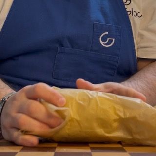 La pasta brisée che riposa in frigorifero