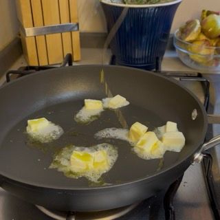 Burro, olio e miele che fondono in una padella da 24cm