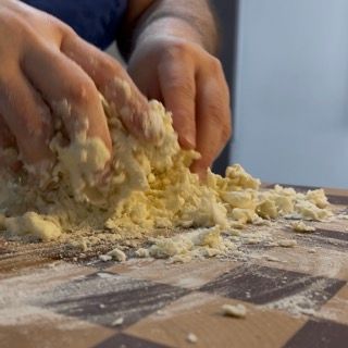 Aggiunta della restante acqua all'impasto brisée