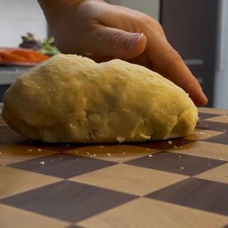 Panetto di pasta brisée avvolto in pellicola trasparente