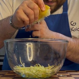 Gambi di carciofo in una ciotola, conditi con olio, sale e limone