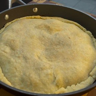 Tarte tatin salata appena sfornata che riposa per 10 minuti