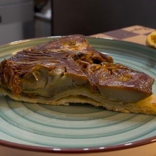 Fetta di tarte tatin ai carciofi impiattata