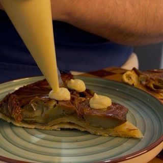 Spuntoni di chantilly salata posizionata sopra alla fetta