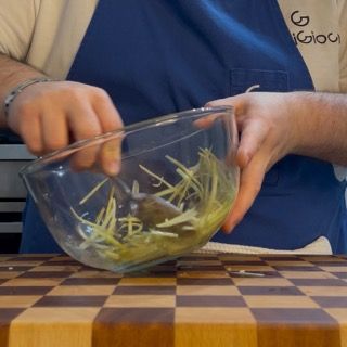 Le fettine di gambi marinati pronte per la finitura del piatto