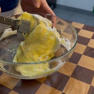 La panna aggiunta alla crema al parmigiano fredda