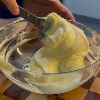Spatola che incorpora la panna dal basso verso l'alto per creare la chantilly salata