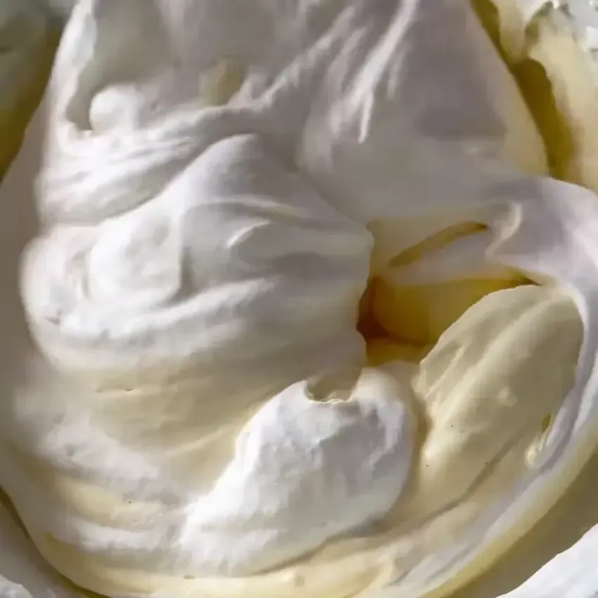 Movimento finale di mescolamento con la spatola per non smontare la crema.