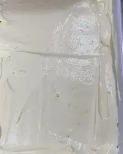 ssemblaggio del tiramisù classico con il primo strato di crema al mascarpone spalmata sui savoiardi.