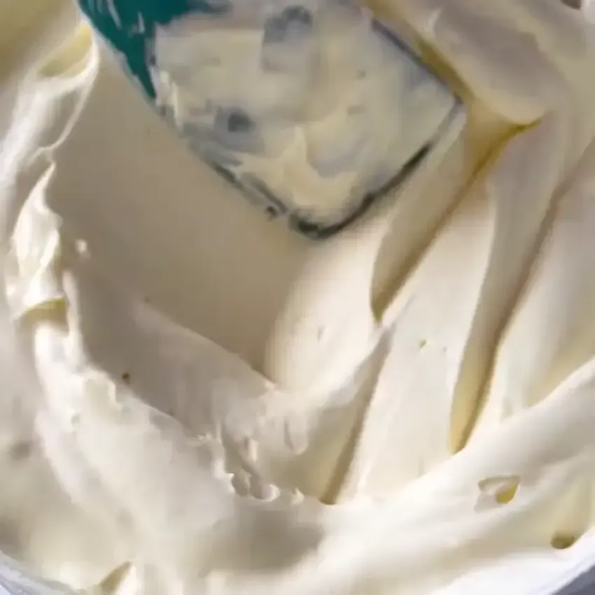Crema finale del tiramisù con panna, liscia, soffice e omogenea, pronta per l'assemblaggio