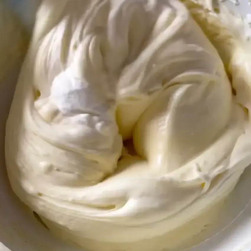 Spatola che mescola delicatamente dal basso verso l'alto per incorporare la panna.
