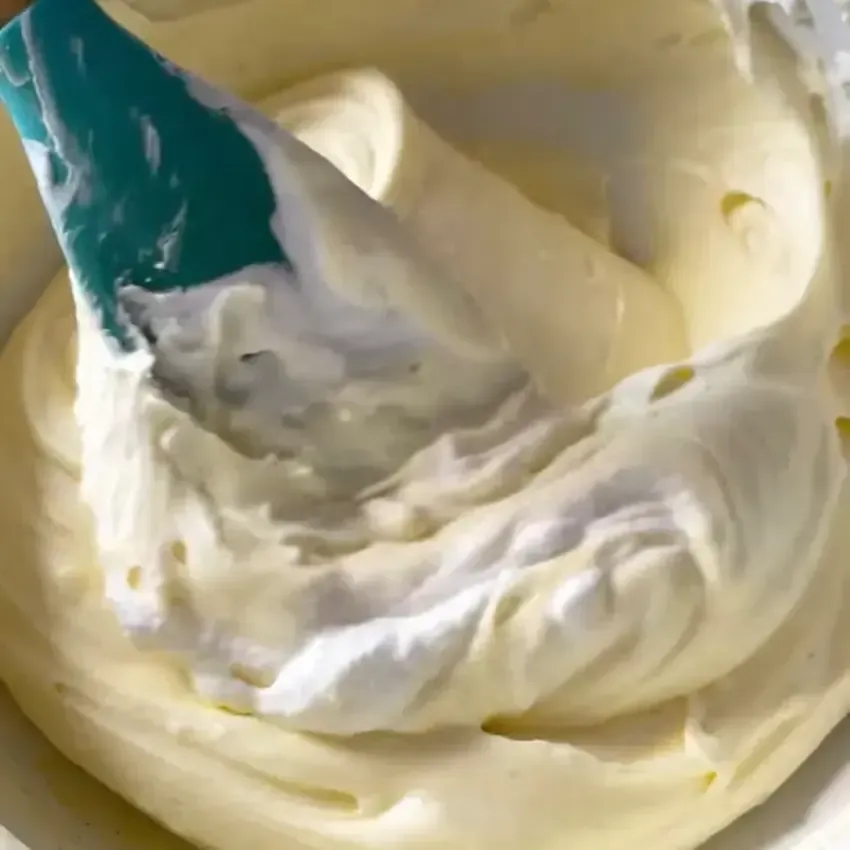 Prima metà della panna montata aggiunta alla crema di mascarpone e tuorli.