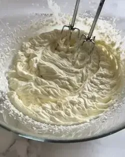 Crema al mascarpone senza uova montata con le fruste elettriche, spumosa e vellutata.