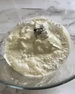 Ingredienti per la crema di tiramisù senza uova in una ciotola prima di essere montati.