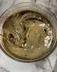 Una ciotola di caffè espresso pronto per inzuppare i savoiardi del tiramisu 