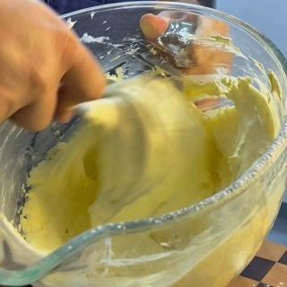 Incorporamento delle polveri setacciate con la spatola senza smontare il composto dei savoiardi.