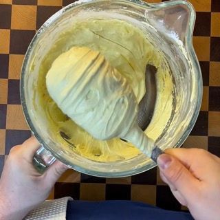 Impasto omogeneo per biscotto savoiardo pronto per essere trasferito nella sac à poche.