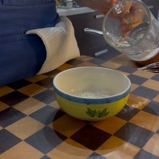 Taglio a pezzi dei fogli di gelatina per la crema al mascarpone della torta tiramisù moderna.