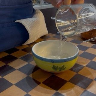 Ammollo della gelatina in acqua fredda in ciotola per 15 minuti per la stabilità del tiramisù.