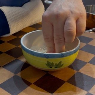 Gelatina idratata e morbida pronta per essere sciolta nella crema al mascarpone della torta.