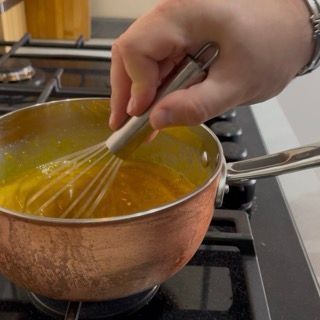 Composto di tuorli pastorizzati denso e spumoso pronto per essere montato in planetaria.