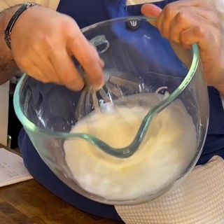 Montata degli albumi con le fruste elettriche per la pasta savoiardo della torta tiramisù ricetta.