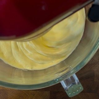 Montatura per 10 minuti dei tuorli pastorizzati finché la crema non si raffredda completamente.