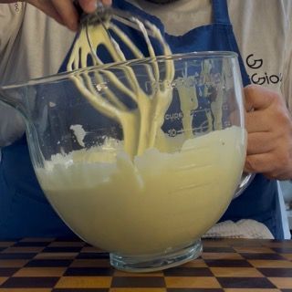 Pâte à bombe spumosa e chiara per la crema al mascarpone della torta tiramisù senza uova crude.