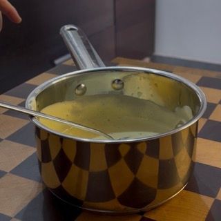 Miscela di gelatina completamente sciolta pronta per essere unita alla crema mascarpone.