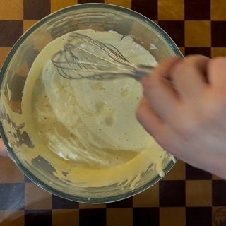 Mescolamento delicato con la frusta dal basso verso l'alto per incorporare la gelatina.