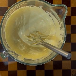 Base della crema al mascarpone liscia e stabile per la torta tiramisù compleanno con savoiardi.
