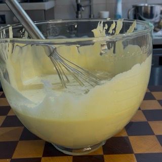 Aggiunta del mascarpone freddo di frigorifero alla base di tuorli pastorizzati della torta.