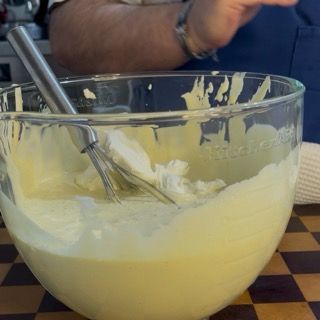 Lavorazione del mascarpone con le fruste a bassa velocità per una crema soffice e vellutata.