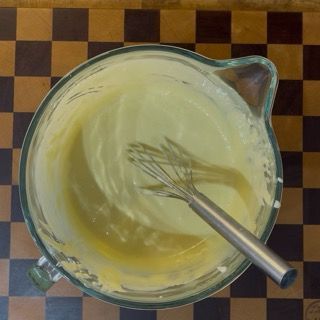 Crema al mascarpone liscia e ben strutturata pronta prima dell'aggiunta della panna montata.