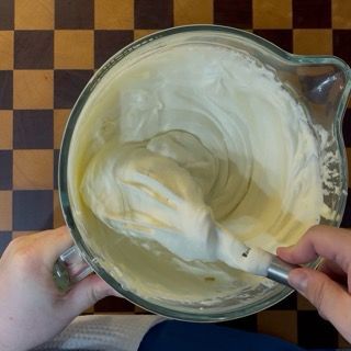 Crema diplomatica al mascarpone soffice e aerata per la torta tiramisù con uova pastorizzate.